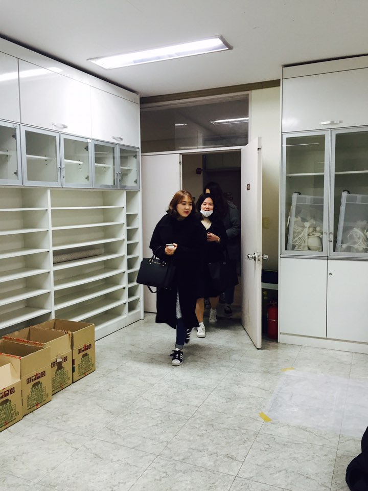 학교 전체 행사를 마치고 들어오는 1학년들